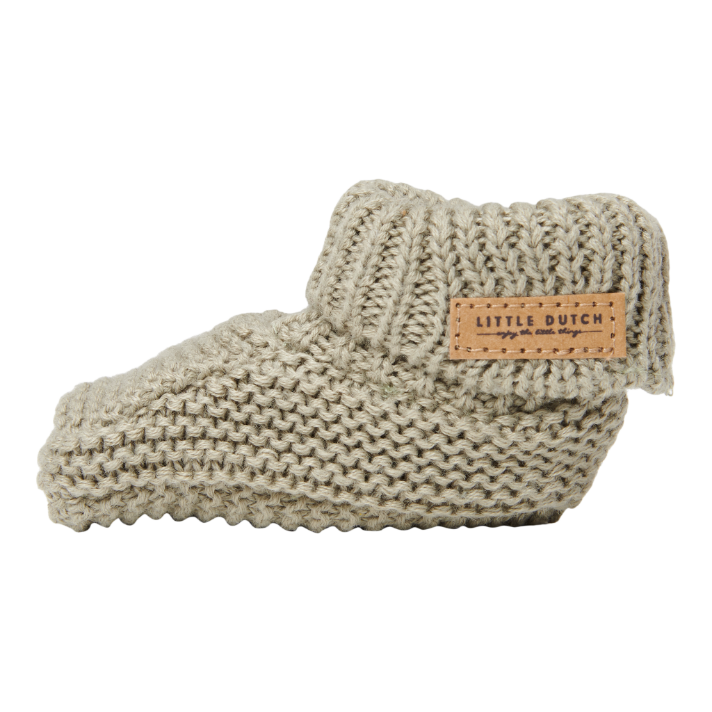 Knitted baby shoes – olive (1)