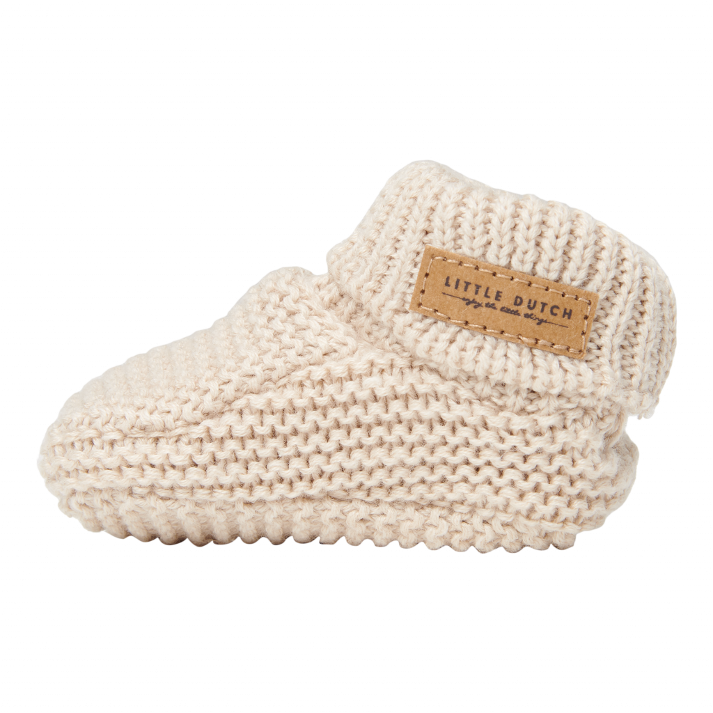 Knitted baby shoes – sand (1)