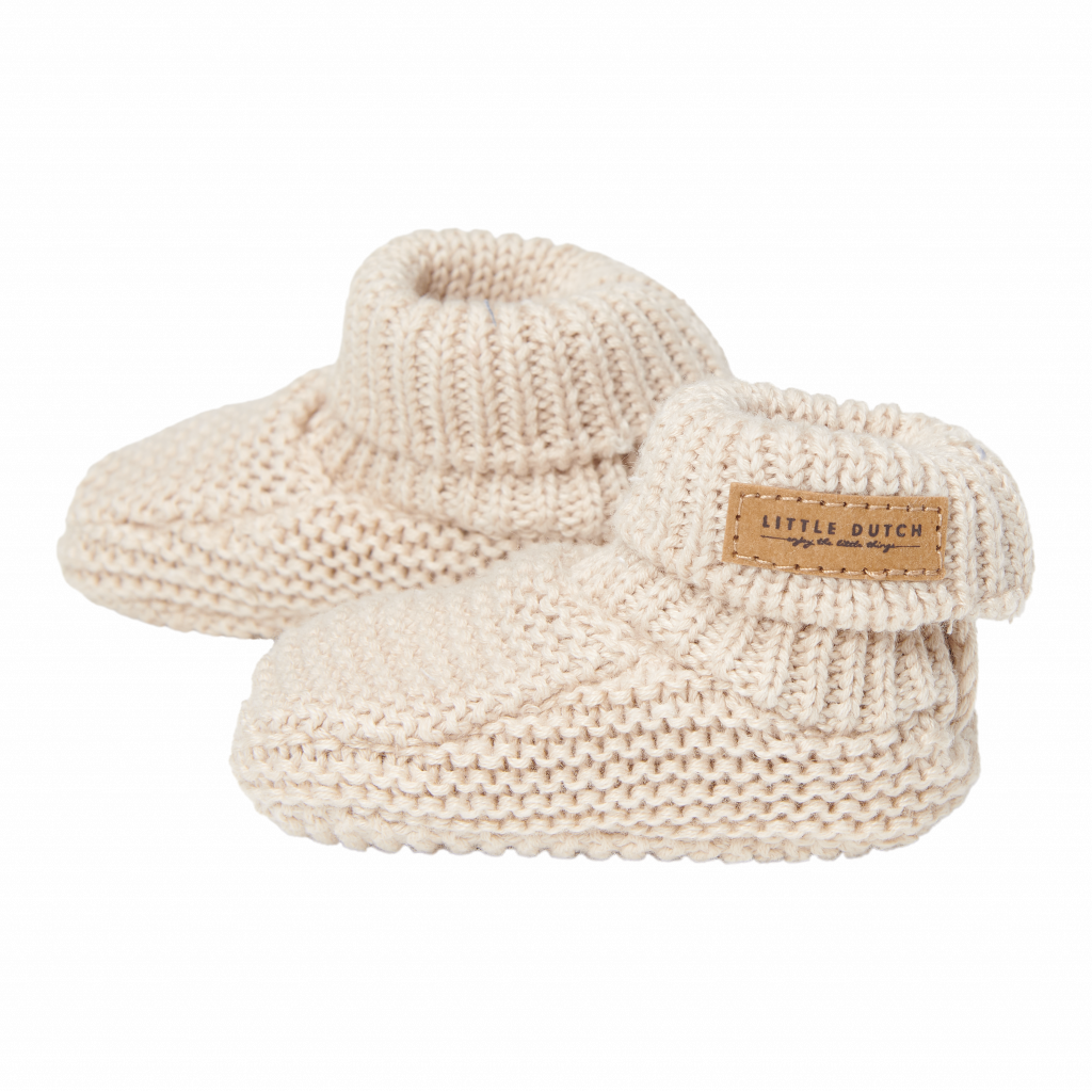 Knitted baby shoes – sand