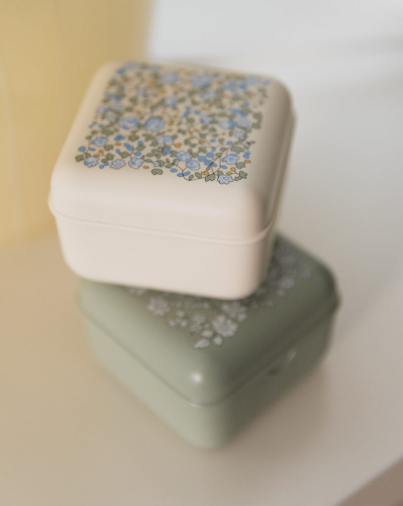 BIBS spenendoosje x Liberty Capel Sage Villa Uk