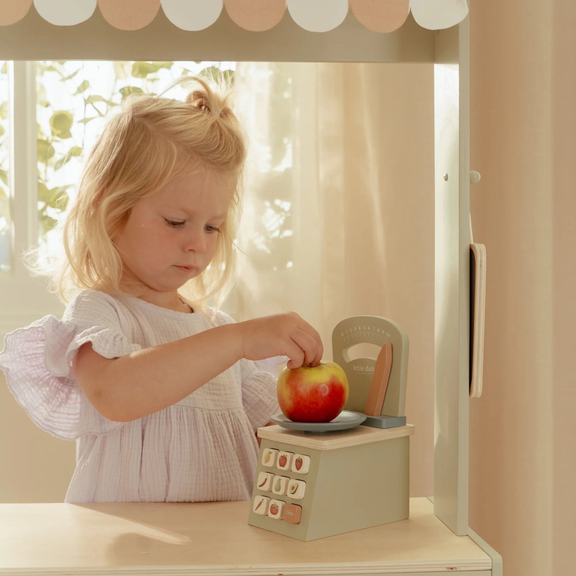 0030023_houten-speelweegschaal-met-beweegbare-wijzer